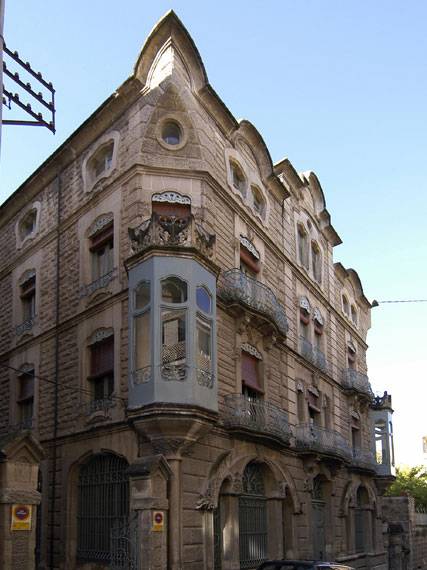 Fachada desde la esquina del edificio Conservatorio Alcoy