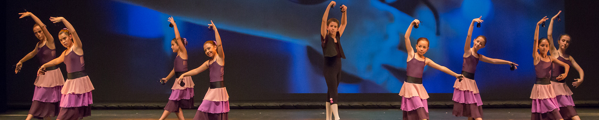 Jóvenes bailarines practicando danza española