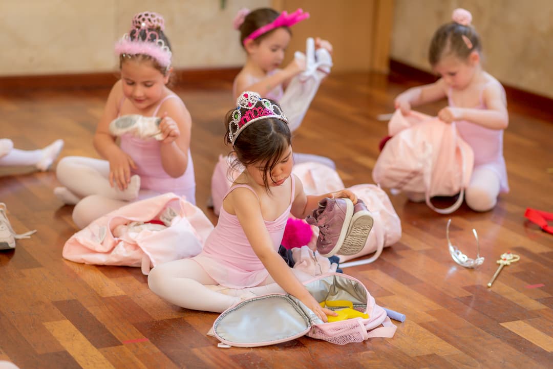 Bailarinas peques sentadas