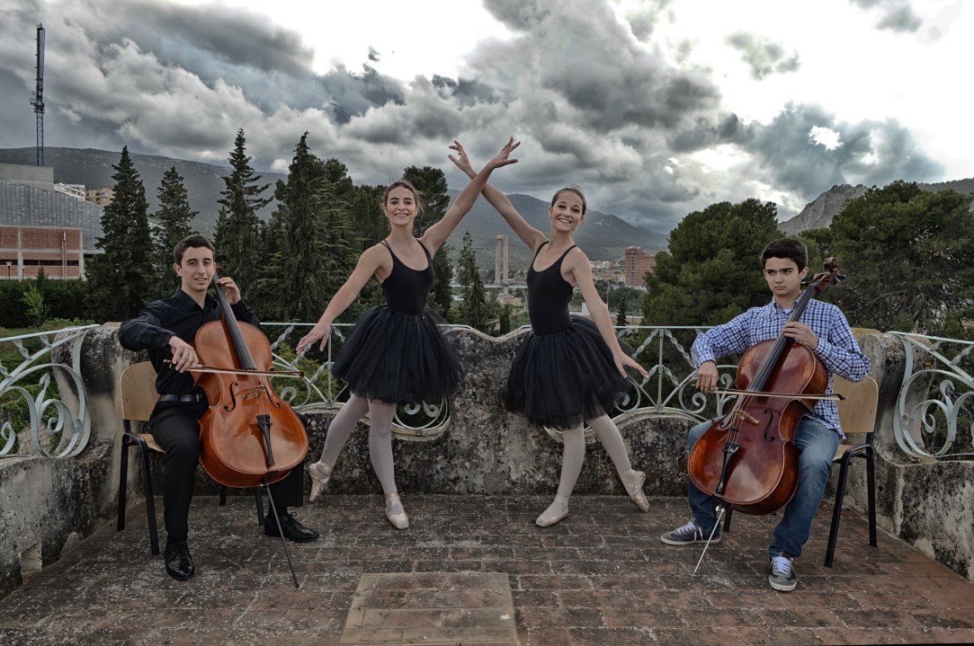 Bailarinas con músicos en Alcoy