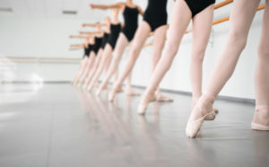 Jóvenes bailarinas en clase de ballet