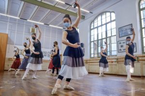 Practicando Danza en el conservatorio