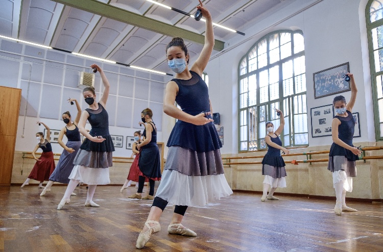 Practicando Danza en el conservatorio