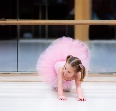 Bailarina joven en clase