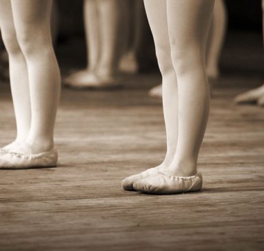 Fragmento de la escuela de ballet con las piernas de las niñas en pointes