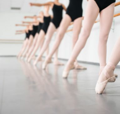 Jóvenes bailarinas en clase de ballet